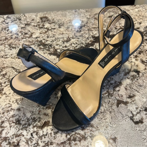 Steve Madden Black Wedge Sandals - Picture 3 of 9